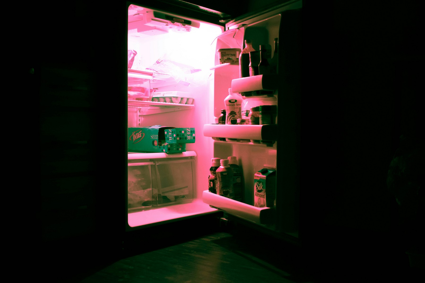 Geöffneter Kühlschrank in der Küche