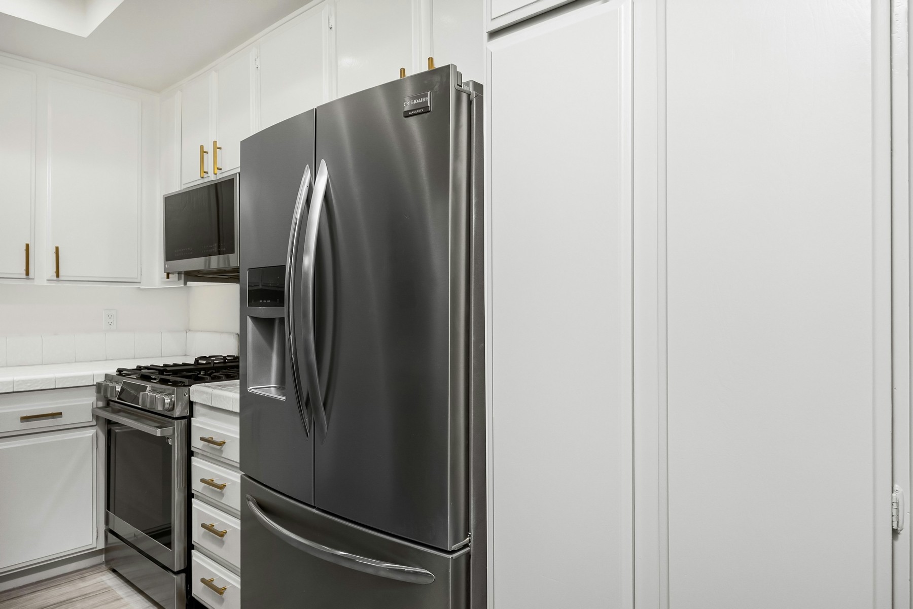 Kühlschrank in der Küche von der Seite
