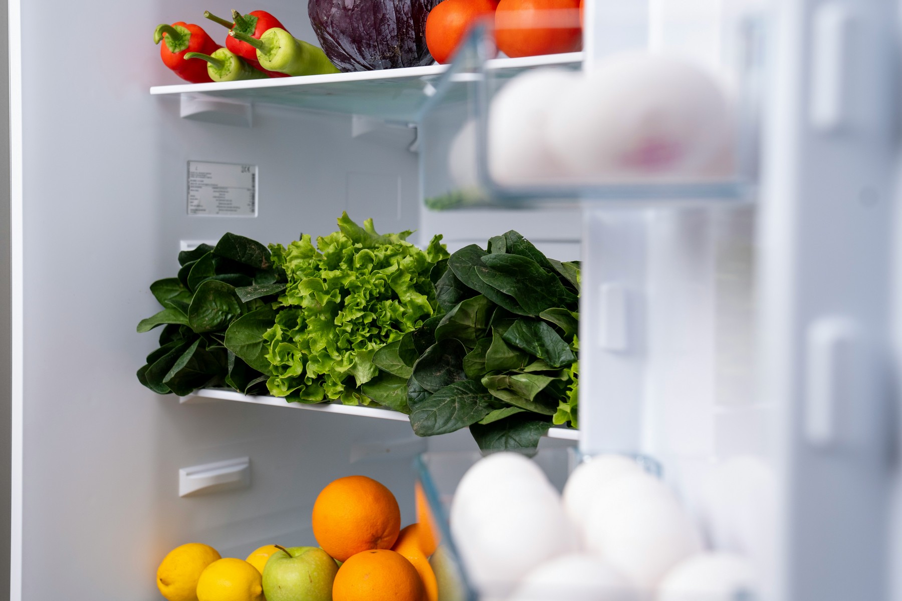 Kühlschrank innen mit Lebensmitteln
