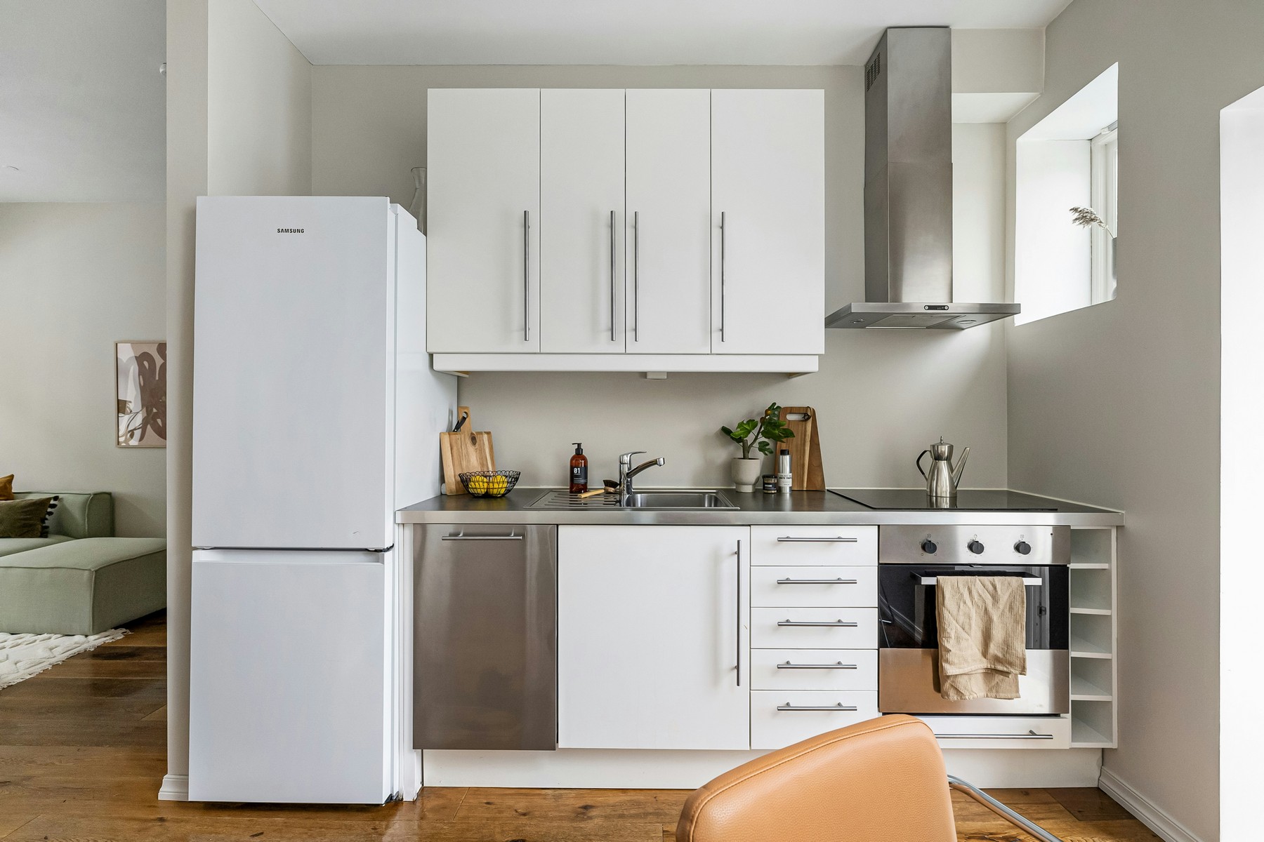 Kühlschrank in der Küche von vorne geöffnet
