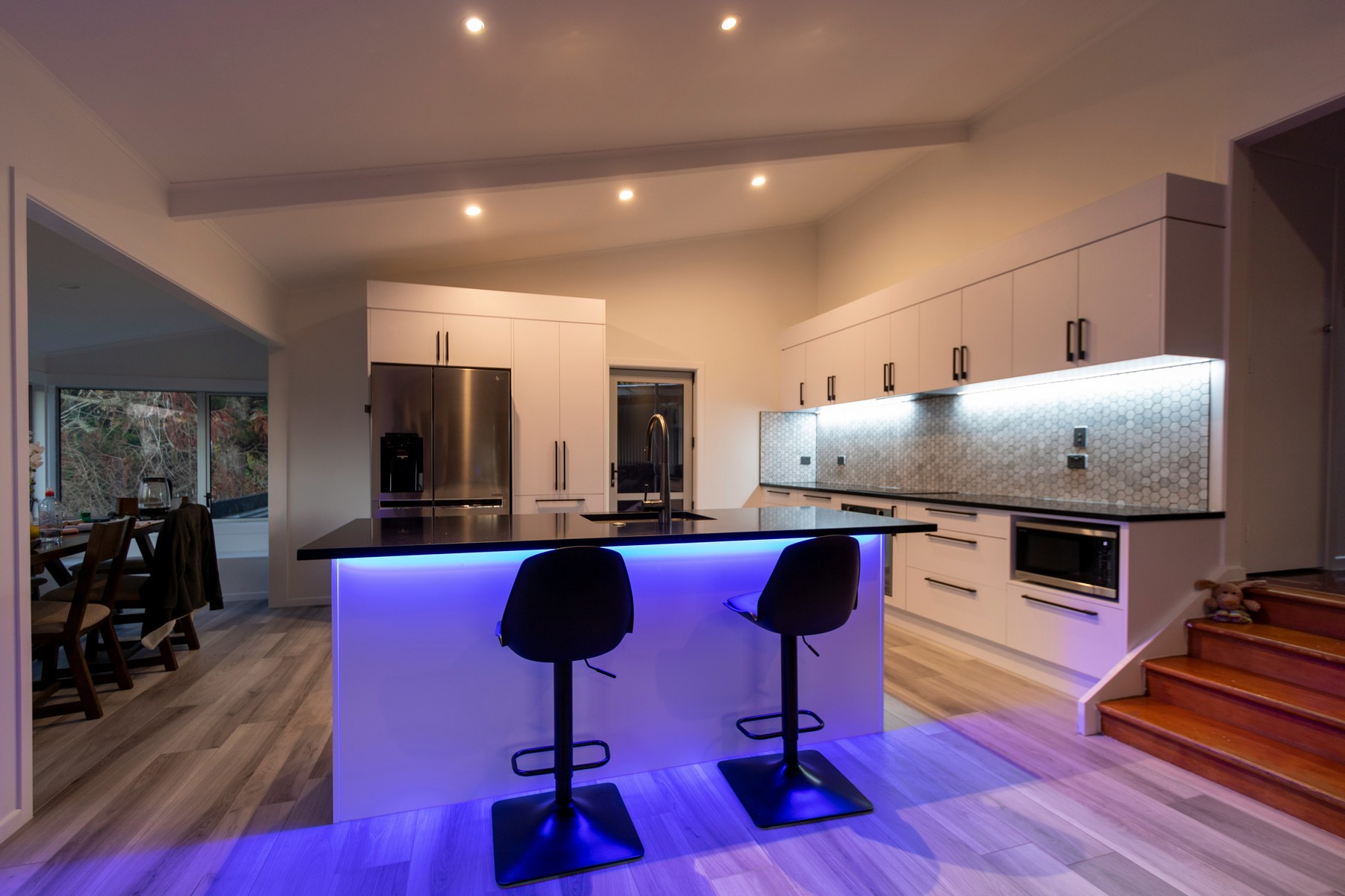 Kühlschrank in dunkler Küche bei Nacht