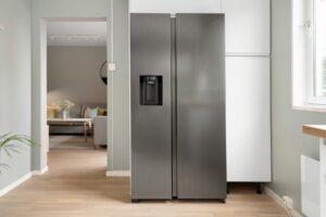 Kühlschrank in der Küche von vorne