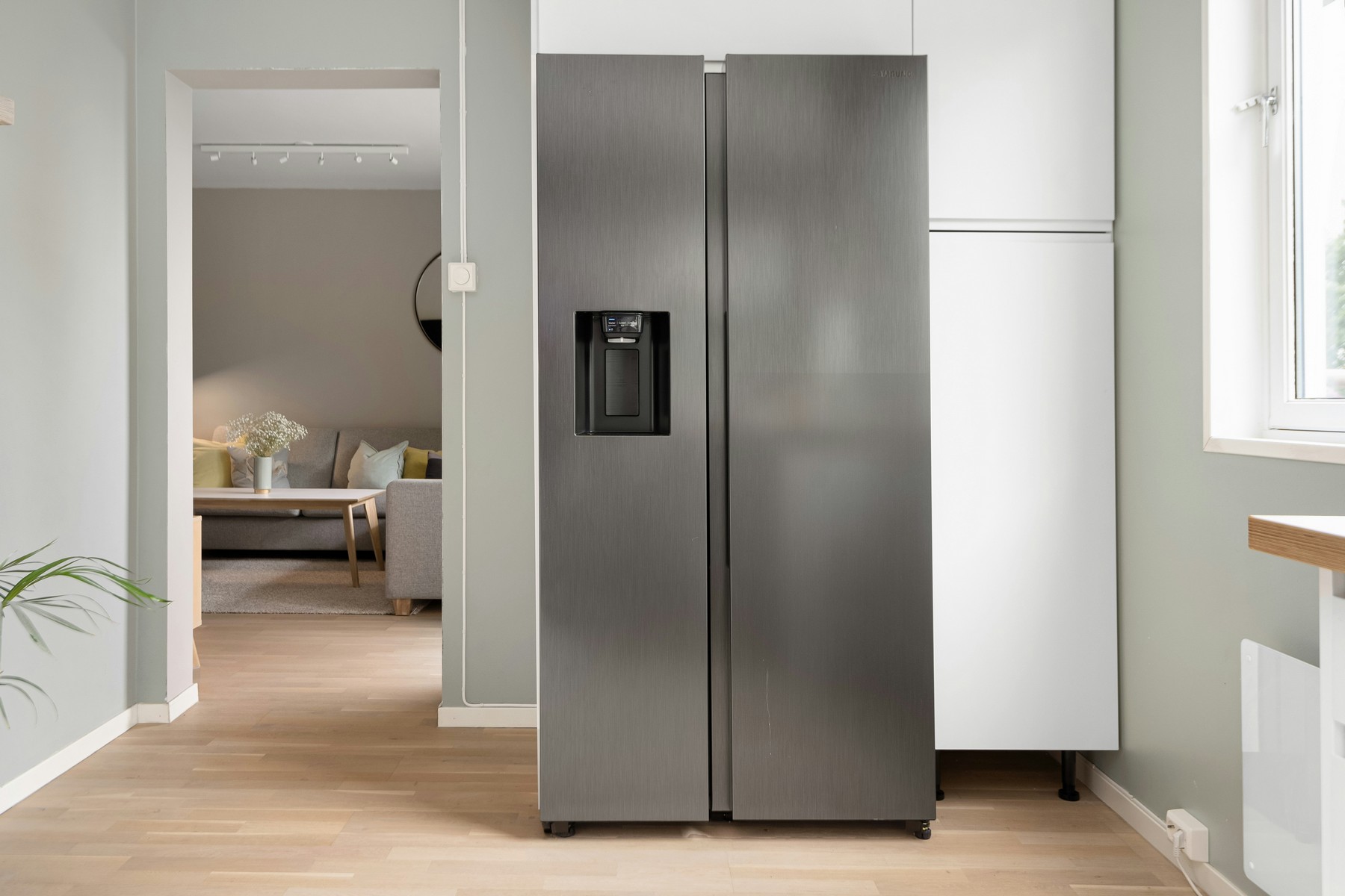 Kühlschrank in der Küche von vorne