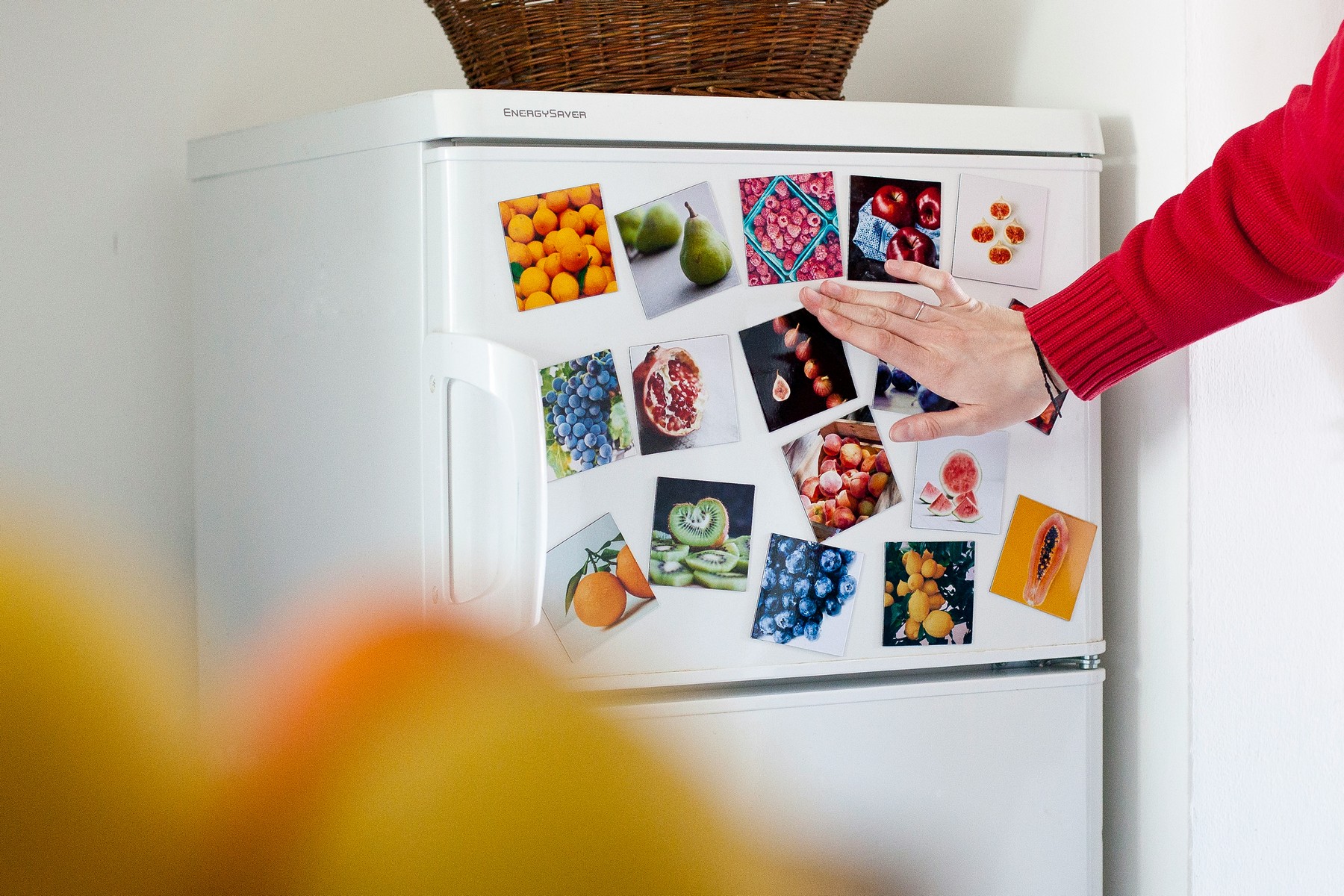 Kühlschrank in einer hellen Sommerküche