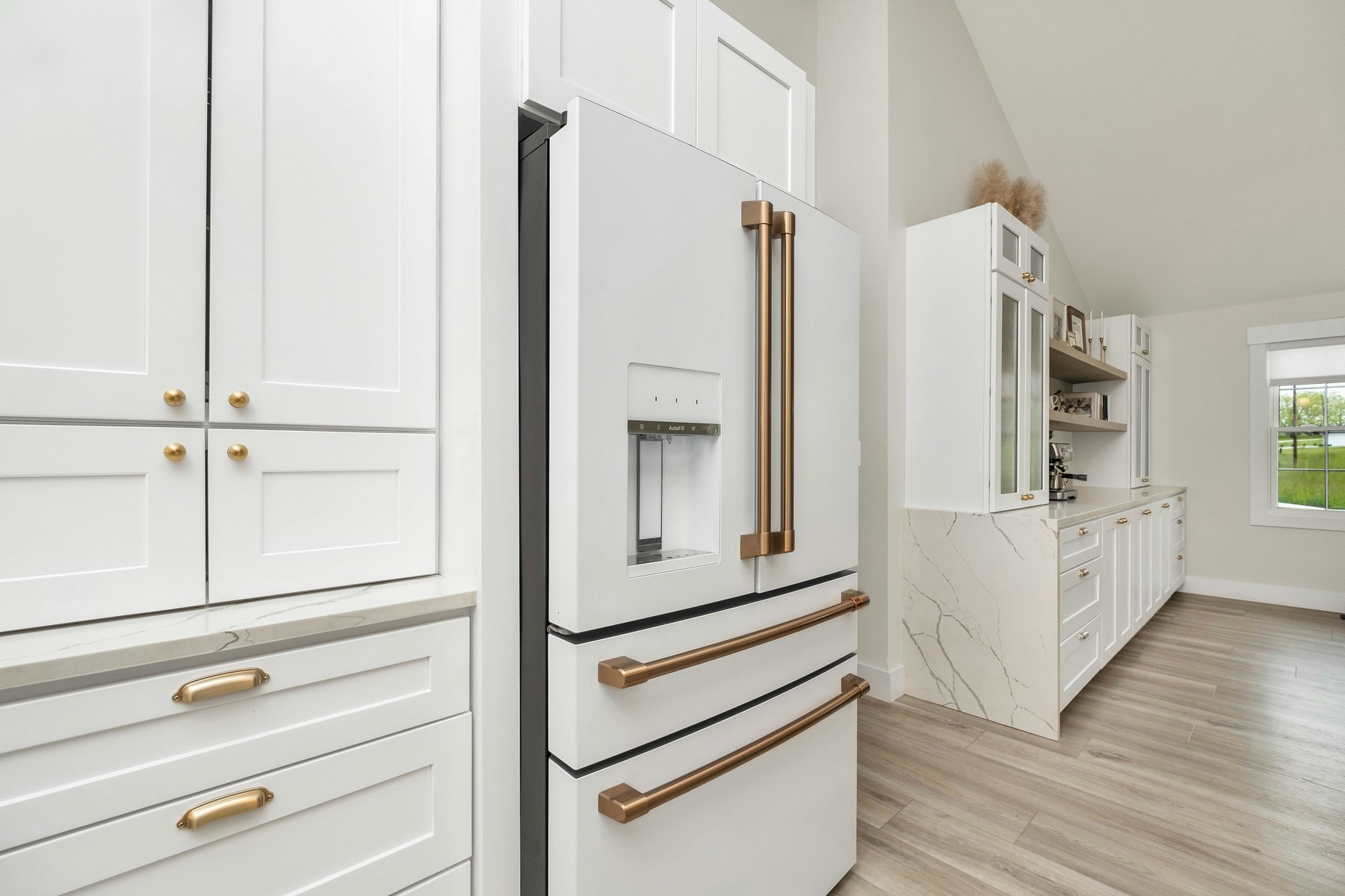 Kühlschrank neben Küchenschränken an der Wand