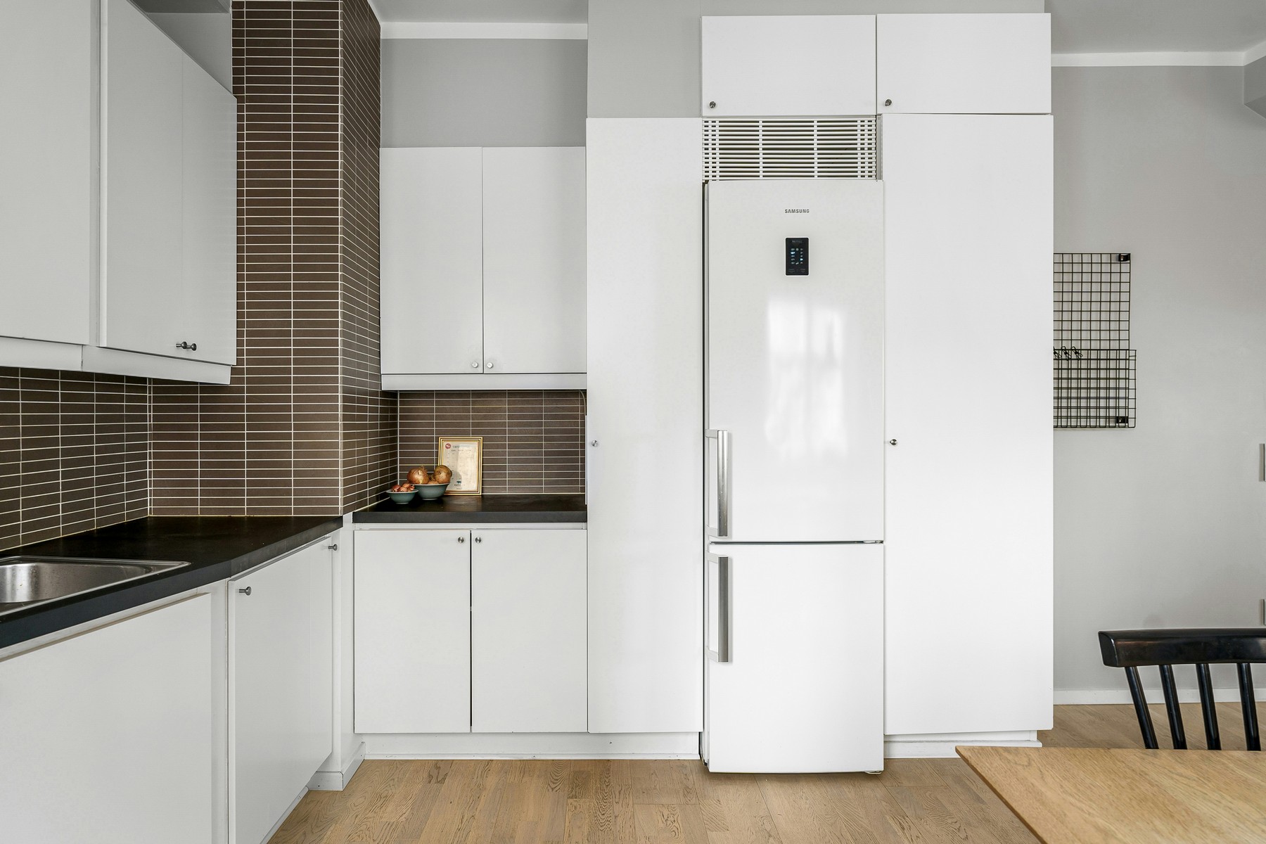 Neuer Kühlschrank wird in einer Küche aufgestellt