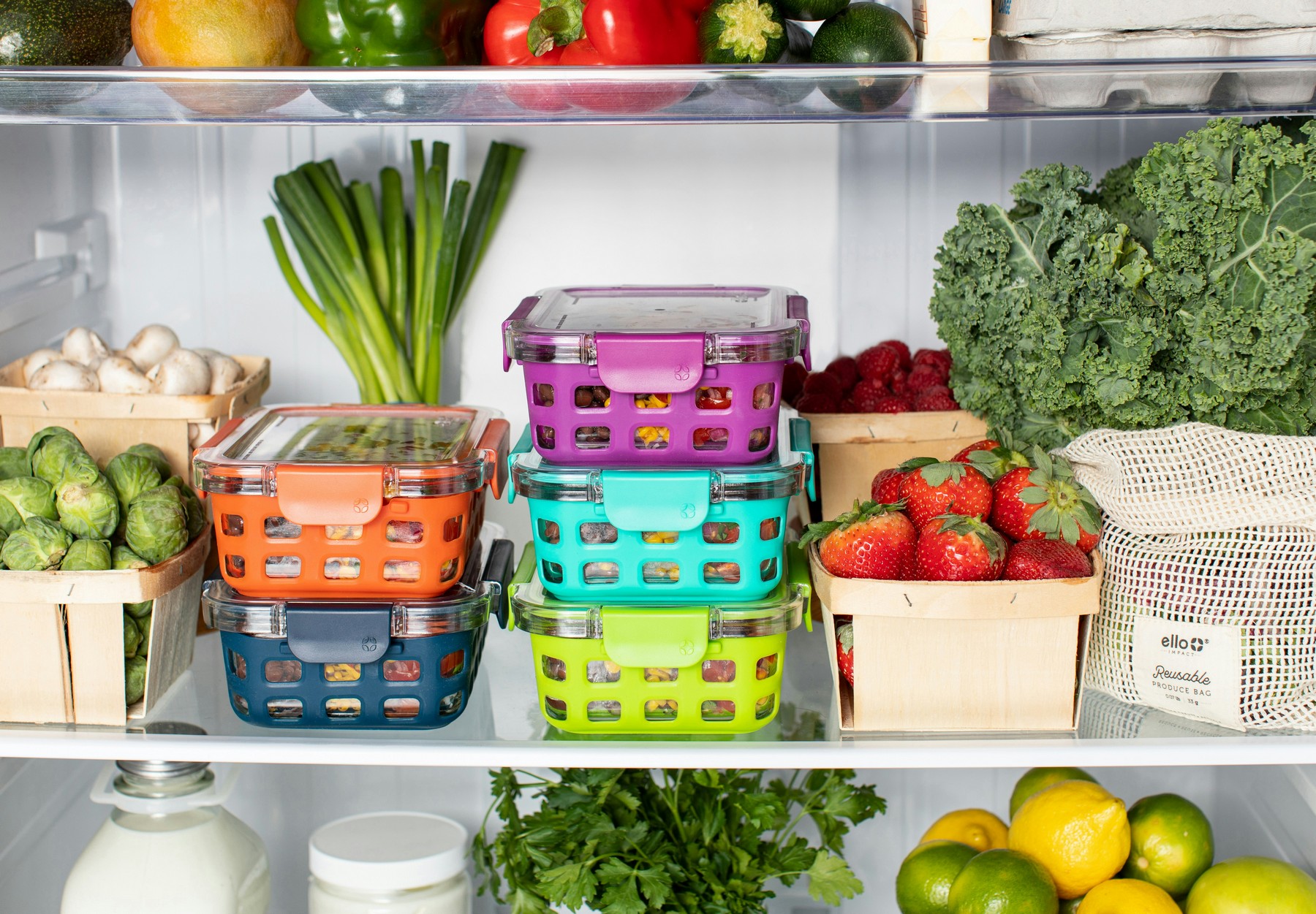 Kühlschrank in einer Wohnküche von vorne